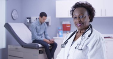 Afrika doktor erkek hasta beklerken kameraya bakarak yakın çekim 