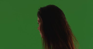 Yeşil ekran üzerinde moody aydınlatma mesafe içine seyir kadın portresi