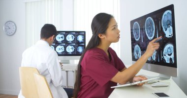 Ofiste çalışan çok ırklı tıbbi ekip.