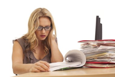 Genç işkadını dosyalarını okumak Close-up