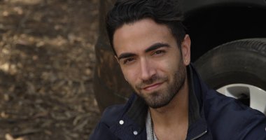 Engebeli İspanyol adam kameraya gülümseyen