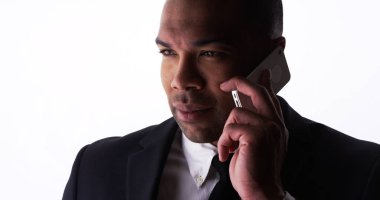 Kendine güvenen genç işadamı Smartphone'da konuşuyor