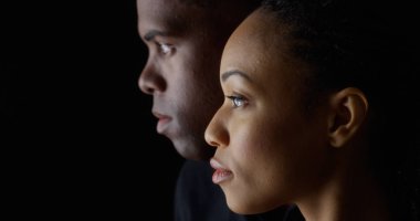 Siyah arka plan üzerine iki Afrikalı-Amerikalı gençler dramatik yan görünüm