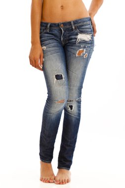 Çıplak üst aşınmış kot giyen genç kadınla 