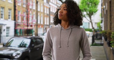 Şehirde gezintiye beklerken ileri geri sallanan siyah bin yıllık kadın