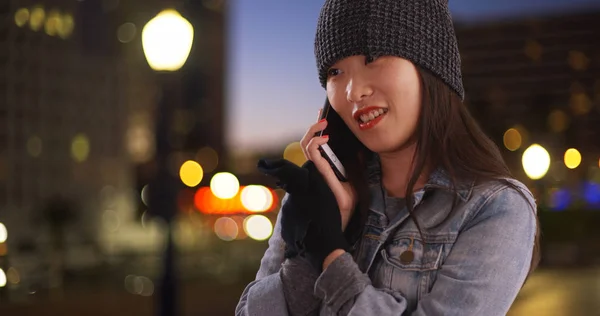 Mujer Joven Encantadora Hablando Teléfono Inteligente Ciudad Urbana Por Noche — Foto de Stock