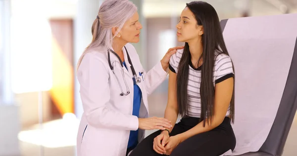 Médico Mais Velho Uma Menina Check Anual — Fotografia de Stock