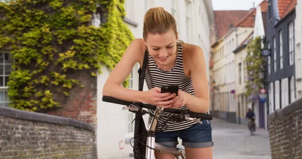 Menina Muito Branca Com Sua Bicicleta Mensagens Texto Com Telefone — Fotografia de Stock