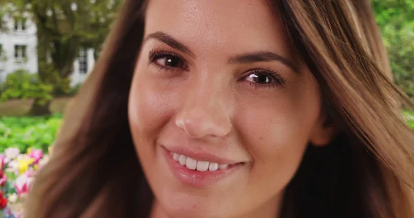 Close Retrato Bela Jovem Mulher Sorrindo — Fotografia de Stock