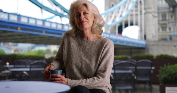 Aantrekkelijke Senior Vrouw Zit Terras Patio Door Tower Bridge Londen — Stockfoto