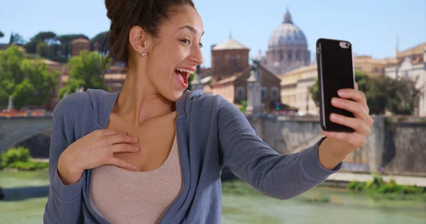 美丽的微笑拉丁女性采取自拍在罗马意大利 — 图库照片