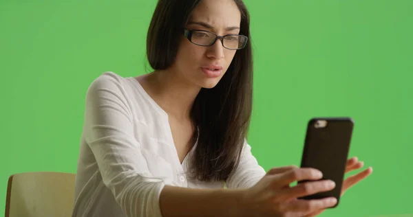 Una Mujer Hispana Recibiendo Mensajes Texto Preocupantes Pantalla Verde —  Fotos de Stock