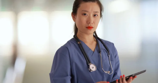 Asiatiska Tusenåriga Sjuksköterska Eller Läkare Som Använder Tablet Sjukhus — Stockfoto