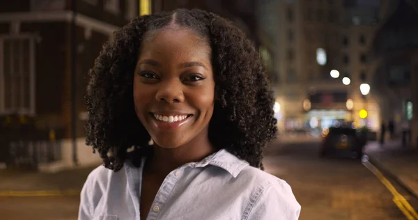 Close Mulher Negra Bonita Rua Urbana Noite Sorrindo — Fotografia de Stock