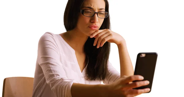 Spansktalande Kvinna Använder Sin Smarta Telefon Vit Bakgrund — Stockfoto