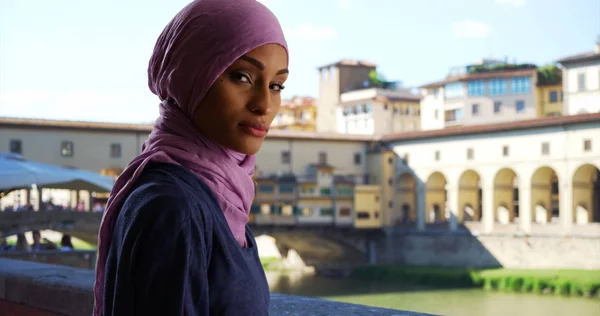 Unga Vackra Muslimsk Kvinna Florens Italien Poserar För Ett Porträtt — Stockfoto