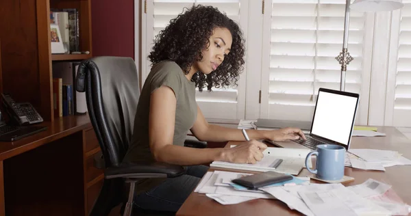 Занятая Черная Женщина Офисе Занимается Бумажной Работой — стоковое фото