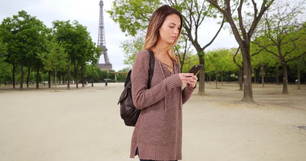 Vrouw Parijs Straat Lopen Met Behulp Van Kaart Mobiel — Stockfoto