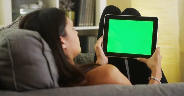 Chica Raza Mixta Mirando Tableta Con Pantalla Verde — Foto de Stock