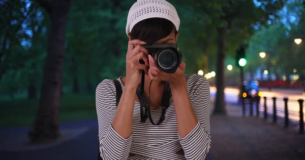 Hembra Milenaria Étnica Tomando Fotografías Parque Público Por Noche —  Fotos de Stock