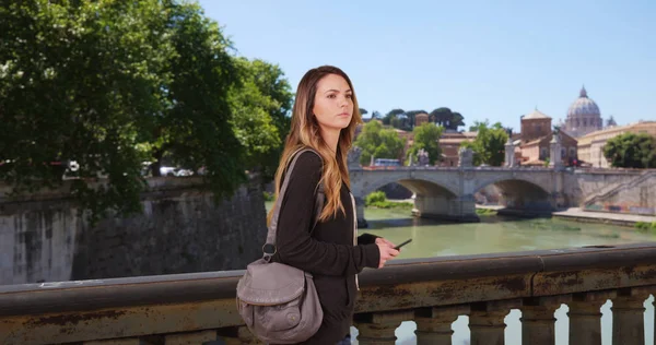 Chica Caucásica Roma Usando Mapa Teléfono Celular — Foto de Stock