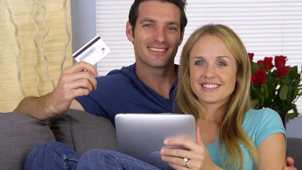 Casal Feliz Sorrindo Com Cartão Crédito Tablet — Fotografia de Stock