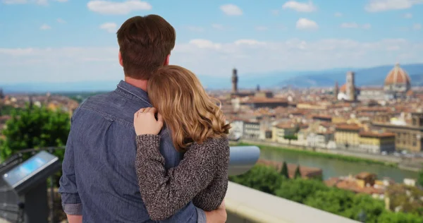 Pohled Zezadu Milující Mladý Pár Panoráma Města Florencie — Stock fotografie
