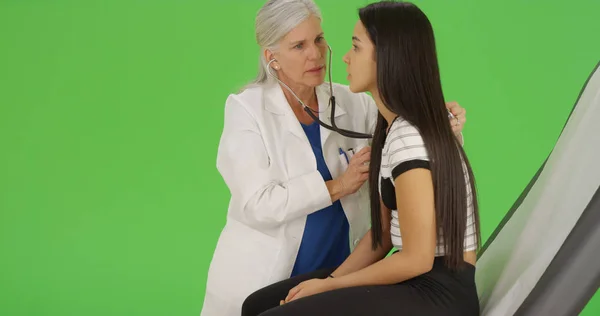 Una Giovane Adolescente Riceve Una Visita Medica Sullo Schermo Verde — Foto Stock