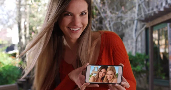 Mujer Blanca Feliz Con Teléfono Mostrando Video Clip Ella Amigo —  Fotos de Stock