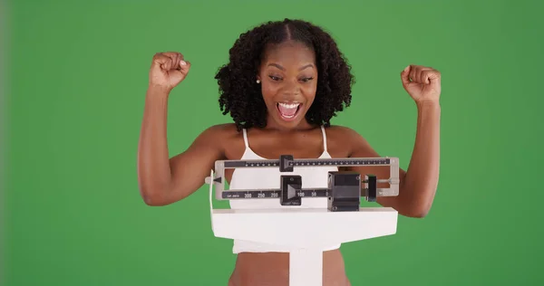 Mujer Negra Pie Escala Médica Celebrando Pérdida Peso Pantalla Verde — Foto de Stock