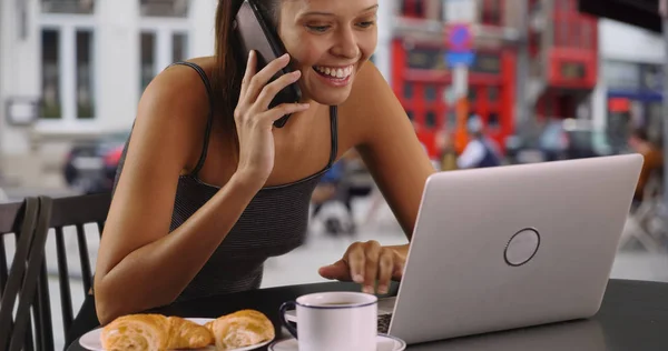 Turista Feminino Café Livre Com Laptop Conversando Celular — Fotografia de Stock