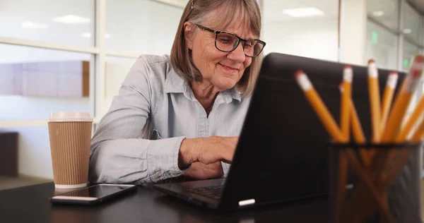 Закрытый Вид Счастливую Пожилую Женщину Ноутбуком Работающую Офисе Помещении — стоковое фото