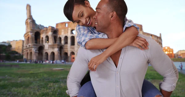 Mulher Muito Étnica Secretamente Pula Namorados Volta Pelo Coliseu Romano — Fotografia de Stock
