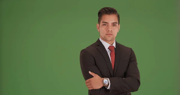 Hombre Negocios Hispano Pie Con Los Brazos Cruzados Pantalla Verde —  Fotos de Stock