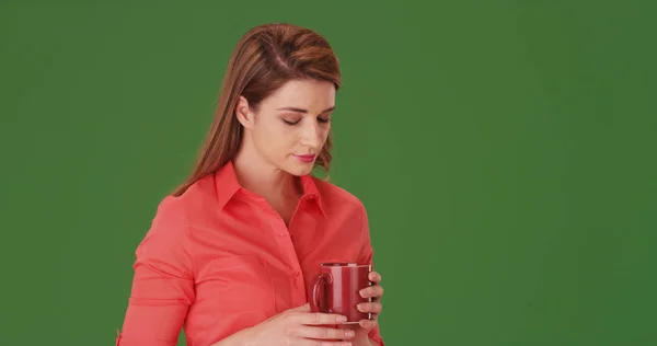 Młoda Kobieta Niej 20S Trzymając Kubek Kawy Zielony Ekran — Zdjęcie stockowe