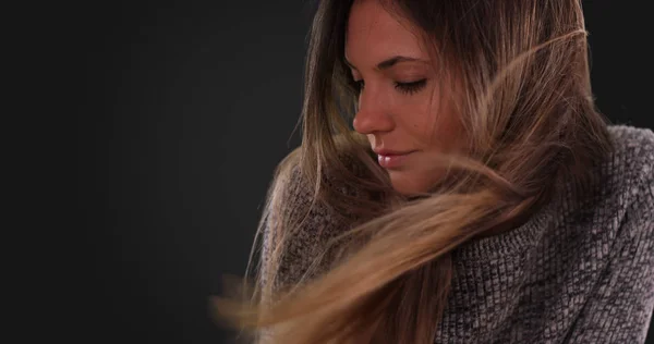 Hermosa Mujer Con Pelo Largo Castaño Soplando Viento Sobre Fondo — Foto de Stock