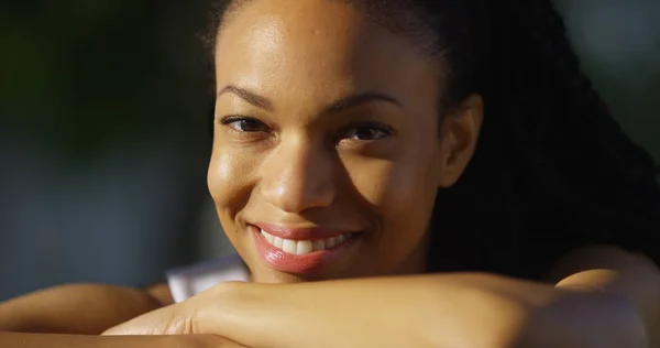 Mujer Negra Feliz Parque Sonriendo — Foto de Stock