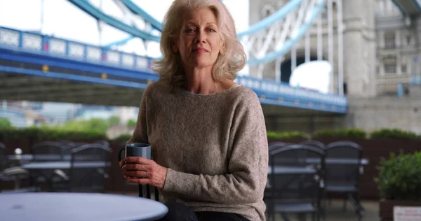 Belle Femme Âgée Assise Sur Patio Café Extérieur Près Tower — Photo