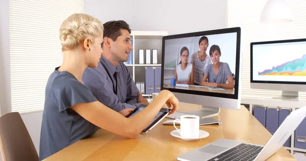 Compañeros Negocios Multiétnicos Que Tienen Una Reunión Videoconferencia —  Fotos de Stock