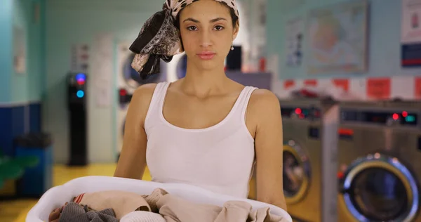 Çekici Latin Kadın Kirli Çamaşırları Kameraya Bakarak Sepeti Tutan — Stok fotoğraf