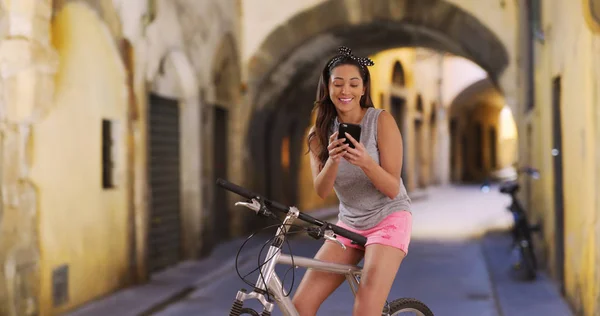 Süße Latina Frau Auf Ihrem Fahrrad Nachrichten Einen Freund Auf — Stockfoto