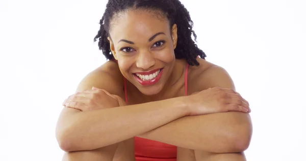 Musta Nainen Istuu Hymyilee Harjoittelun Jälkeen — kuvapankkivalokuva