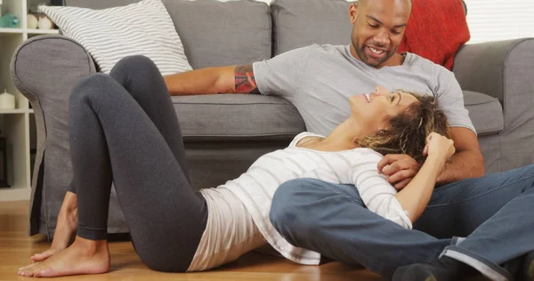 Afrikanisches Paar Sitzt Auf Dem Boden Und Redet — Stockfoto