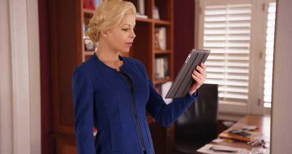 Kadını Beyaz Tablet Ofis Içinde Video Sohbet Portresi — Stok fotoğraf