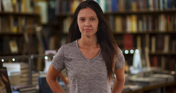 Portrait Une Étudiante Millénaire Regardant Une Caméra Dans Une Bibliothèque — Photo