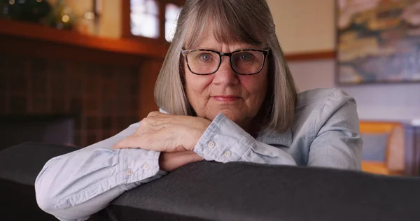 Kasvetli Düşünceli Yaşlı Beyaz Kadın Oturma Odasında Kanepede Oturan Kamera — Stok fotoğraf