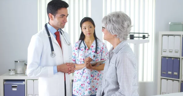 Hispanic Doctor Talking Elderly Patient — Stock Photo, Image