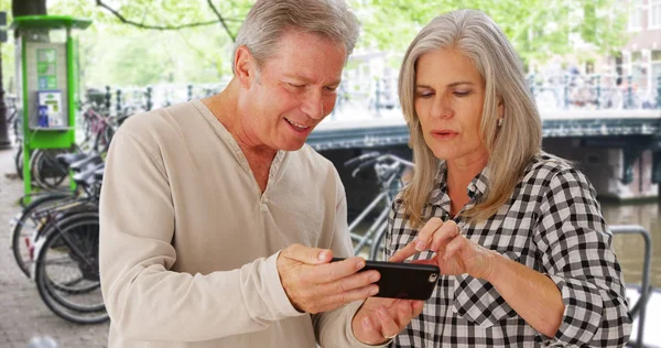 Çift Yaşlı Beyaz Insanların Yön Smartphone Aygıt Üzerinde Okuma — Stok fotoğraf