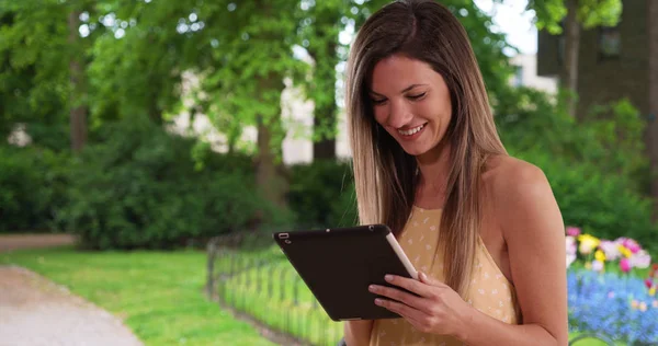 Mulher Branca Feliz Usando Computador Tablet Sorrindo Fora Parque Público — Fotografia de Stock