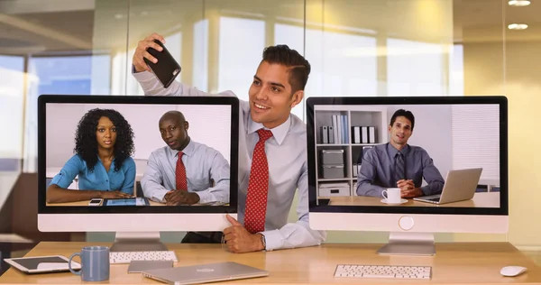 Empresario Con Misma Corbata Que Colega Videoconferencia Tomando Selfie Con —  Fotos de Stock